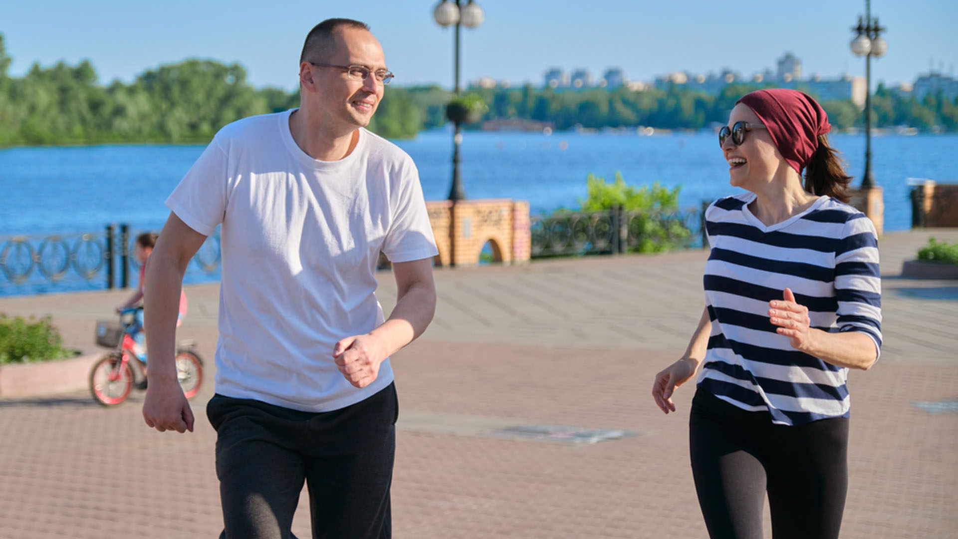 Personas mayores disfrutando de actividades al aire libre